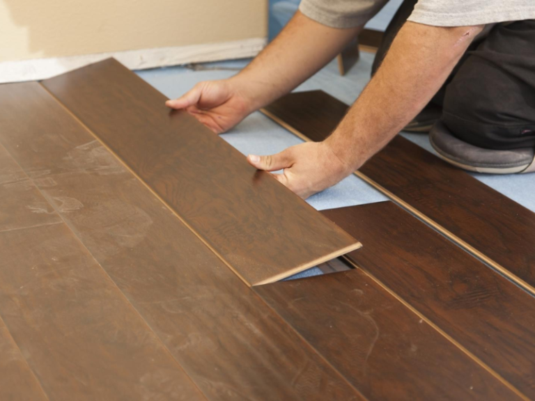 Thay thế từng tấm sàn gỗ bị hỏng