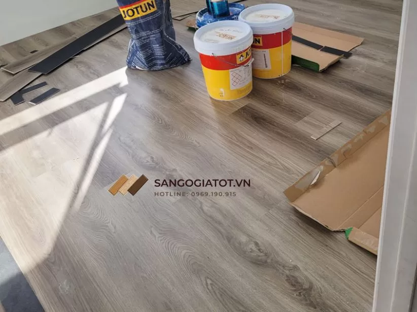 Các Yếu Tố Ảnh Hưởng Đến Giá Sàn Nhựa Giả Gỗ